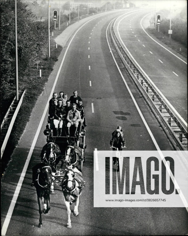 Aircraft Aviation Balloons Helicopter Jets Pilots Aircraft 11 November 1973 Auto ban in Holland due to of Oil boycotts the Arabic Countries against the Netherlands GAB it on past Sunday a Auto ban the Photo shows, that during of Car ban in Holland on past Sunday Horses to their Law came, as This Horse-drawn carriage a Motorway used