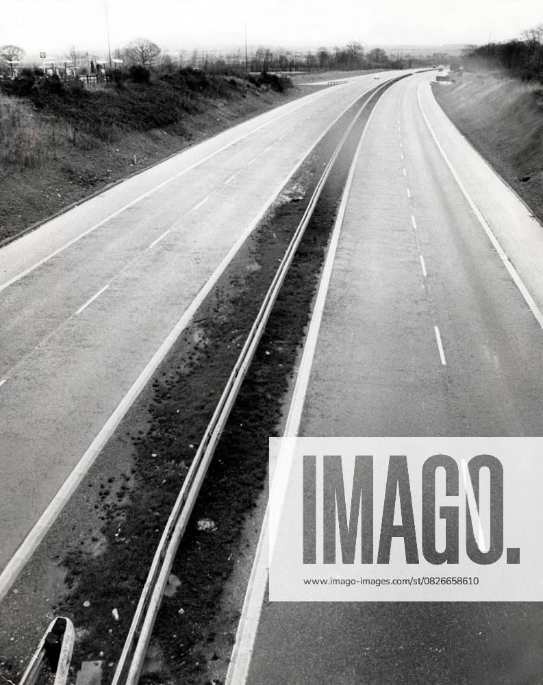 IMAGO History, Ölpreiskrise 1973 Ölkrise 1973 8. Dezember 1973 – London, England, Vereinigtes Königreich – Die Ölkrise von 1973 begann am 17. Oktober 1973, als die Mitglieder der Organisation Arabischer Erdölexportierender Länder (OPEC) aufgrund des anhaltenden Jom-Kippur-Krieges ankündigten, kein Öl mehr an Länder zu liefern, die Israel im Konflikt mit Syrien und Ägypten unterstützt hatten (die USA, ihre Verbündeten in Westeuropa und Japan). Aufgrund der Abhängigkeit der Industrieländer von Rohöl und der dominierenden Rolle der OPEC als globaler Lieferant führten diese Preissteigerungen zu dramatischen Inflationsraten in den betroffenen Ländern und hemmten gleichzeitig die Wirtschaftstätigkeit. Die betroffenen Länder reagierten mit einer Vielzahl neuer, meist dauerhafter