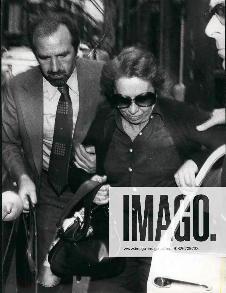 Geschäftsleute CEOs Führungskräfte 5. Mai 1976 – Der Fall der Bestechungsgelder von Lockheed. Signora Maria Fava, 61, eine der in den Skandal um die Bestechungsgelder der Lockheed Aircraft Company an italienische Politiker verwickelten Personen, die nach Bekanntwerden der Skandale monatelang aus Italien geflohen war, stellte sich der Polizei in Sanremo und wurde nach Hause gebracht und von der parlamentarischen Kommission, die den Lockheed-Skandal untersucht, verhört. Signora Maria Fava war Geschäftsführerin mehrerer Phantomgesellschaften, die in die Skandale verwickelt waren, da sie im von Lockheed nach Italien überwiesenen Dollar-Umsatz auftauchte. OPS: – Signora Maria Fava geht zur parlamentarischen Kommission, die die Skandale unter