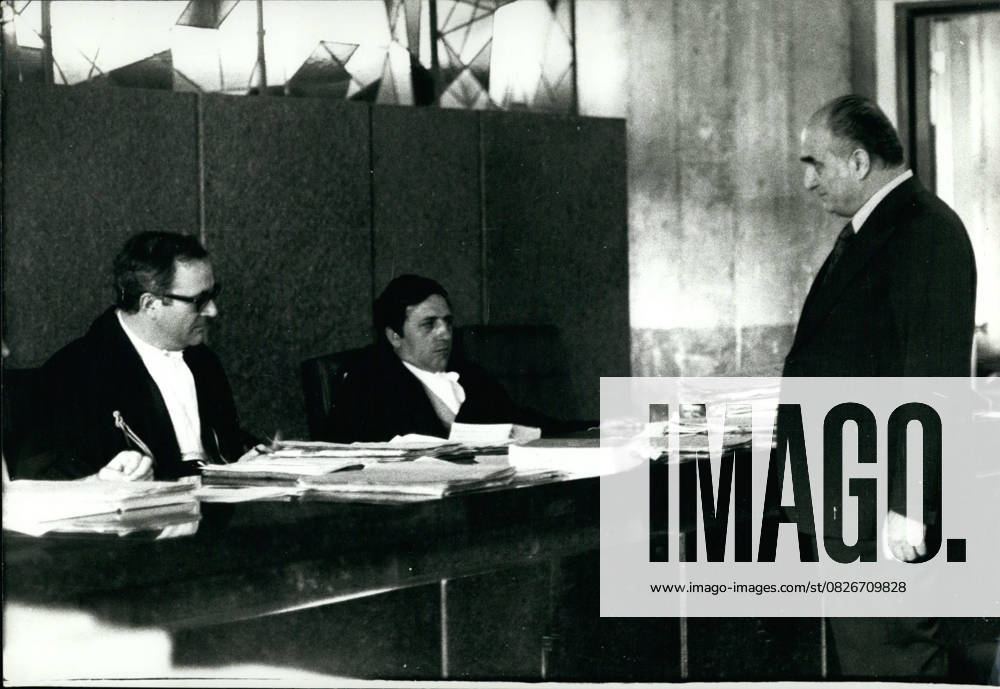 Italy San Marino 5 May 1976 – the former Secretary of Defense, Signor Kario Tanassi, a the Italian Politicians, the in the Case the Bribes to the Lockheed Aircraft Co entangled were, is during of Process against Two Journalists before Court, at those the former Minister Display reimbursed had, because you from the Scandal told had