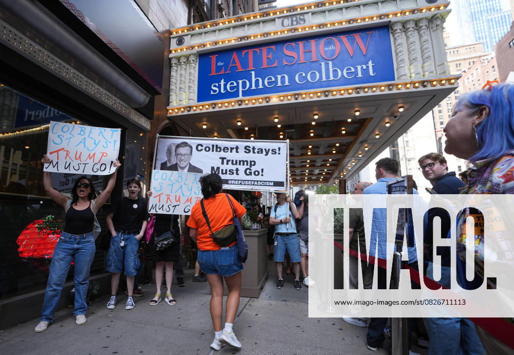 Bilder des Jahres 2025, News 07 Juli Anti-Trump protesters rally outside CBS Late Show Studio over Colbert Firing New York, USA - JULY 21: Dozens of anti-Trump protesters gathered outside the Ed Sullivan Theater, home of The Late Show with Stephen Colbert, to protest CBS’s reported decision to fire the longtime host. Demonstrators held signs and chanted in support of Colbert, blaming political pressure and criticizing the network s move as a blow to free speech and satire. The protest came shortly after rumors surfaced that Colbert’s termination was linked to his outspoken criticism of former President Donald Trump. Lokman Vural Elibol Anadolu New York United States. Editorial use only. Please get in touch for any other usage.