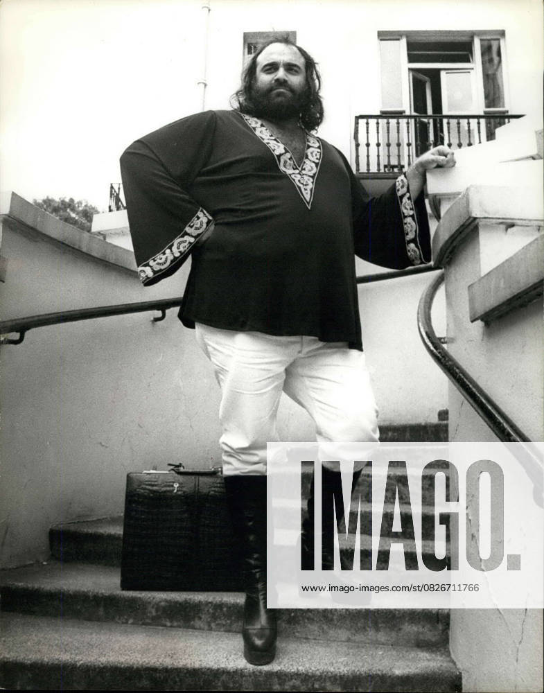 Bands Komponisten Instrumente Musiker Oper Orchester Schallplatten Sänger Songwriter Symphonien 9. Juli 1976 – Heute eingeflogen: Der internationale Popstar Demis Roussos ist heute nach London geflogen, um eine Live-Radiosendung und ein Interview mit einer Londoner Zeitung zu machen. Danach kehrt er mit dem Hubschrauber zu seinem Heimatort Frankreich zurück, wo er heute Abend ein Konzert gibt. Demis, dessen letzte Single auf Platz 3 der britischen Charts steht, hat auch vier Alben in den internationalen Charts und Großbritannien ist das letzte Land, in dem er sich noch einen Namen als internationaler Sänger machen muss. Im Anschluss an das Konzert heute Abend wird Demis Roussos auf eine ausgedehnte Tournee gehen, die ihn n