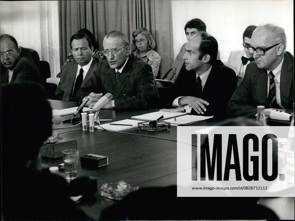 Business people CEOs Management 8 August 1976 Hoffmann La Roche Press conference to Seveso the Management of Swiss Pharma multis Hoffmann La Roche, the Parent company the Italian Icmesa SA, in Seveso, where itself before four weeks the Dioxin Catastrophe occurred from left Vice Pre