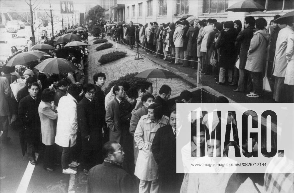Crimes Criminals Judges Lawyers Processes 2 February 1977 – the People in this long Snake wait since six Hours, at in the Court building from Tokyo to reach, where the Process to Lockheed Scandal, in the the former Prime Minister Tanaka entangled is, start should 52 to the Random principle Selected People were allowed to the Courtroom enter