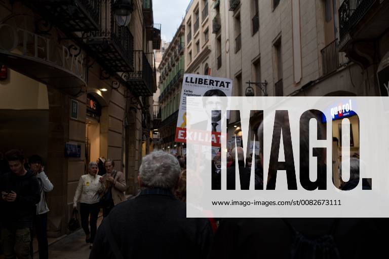 Barcelona, Catalonia, Spain - In Barcelona streets people demonstrating for the release of imprisoned Catalan leaders carry banners of Carles Puigdemont. A German court has released former Catalan president Carles Puigdemont on bail and rejected the charge of rebellion. Puigdemont called for the immediate release of all imprisoned Catalan leaders as he left Neumunster prison. Barcelona Spain - ZUMAb137 20180406_zap_b137_002