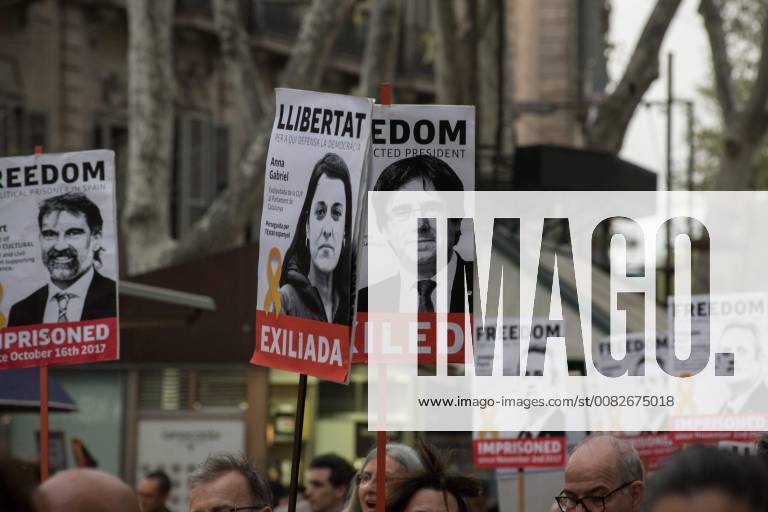 Barcelona, Catalonia, Spain - In Barcelona streets people demonstrating for the release of imprisoned Catalan politicians carry banners of Carles Puigdemont and other independentist leaders. A German court has released former Catalan president Carles Puigdemont on bail and rejected the charge of rebellion. Puigdemont called for the immediate release of all imprisoned Catalan leaders as he left Neumunster prison. Barcelona Spain - ZUMAb137 20180406_zap_b137_004
