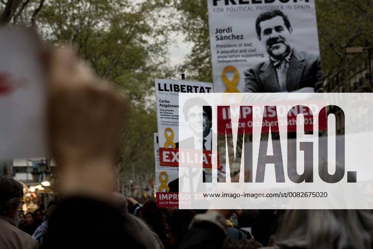 Barcelona, Catalonia, Spain - In Barcelona streets people demonstrating for the release of imprisoned Catalan politicians carry banners of Carles Puigdemont and other independentist leaders. A German court has released former Catalan president Carles Puigdemont on bail and rejected the charge of rebellion. Puigdemont called for the immediate release of all imprisoned Catalan leaders as he left Neumunster prison. Barcelona Spain - ZUMAb137 20180406_zap_b137_005