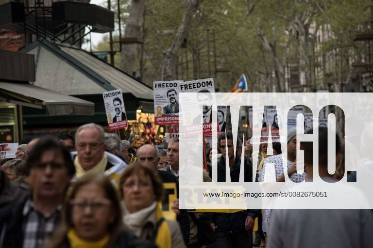 Barcelona, Catalonia, Spain - In Barcelona streets people demonstrate for the release of imprisoned Catalan leaders. A German court has released former Catalan president Carles Puigdemont on bail and rejected the charge of rebellion. Puigdemont called for the immediate release of all imprisoned Catalan leaders as he left Neumünster prison. Barcelona Spain - ZUMAb137 20180406_zap_b137_003