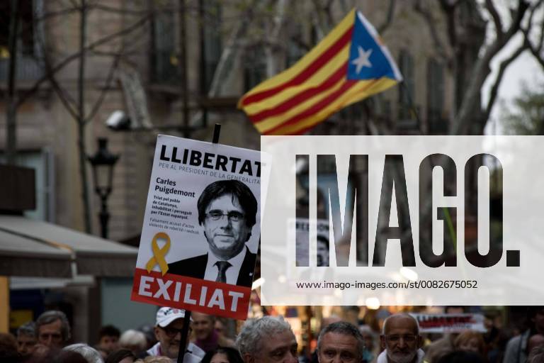 Barcelona, Catalonia, Spain - In Barcelona streets people demonstrating for the release of imprisoned Catalan leaders carry banners of Carles Puigdemont. A German court has released former Catalan president Carles Puigdemont on bail and rejected the charge of rebellion. Puigdemont called for the immediate release of all imprisoned Catalan leaders as he left Neumunster prison. Barcelona Spain - ZUMAb137 20180406_zap_b137_006