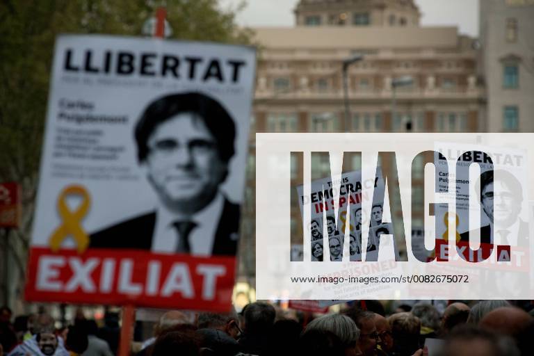 Barcelona, Catalonia, Spain - In Barcelona streets people demonstrating for the release of imprisoned Catalan leaders carry banners of Carles Puigdemont. A German court has released former Catalan president Carles Puigdemontt on bail and rejected the charge of rebellion. Puigdemont called for the immediate release of all imprisoned Catalan leaders as he left Neumunster prison. Barcelona Spain - ZUMAb137 20180406_zap_b137_008