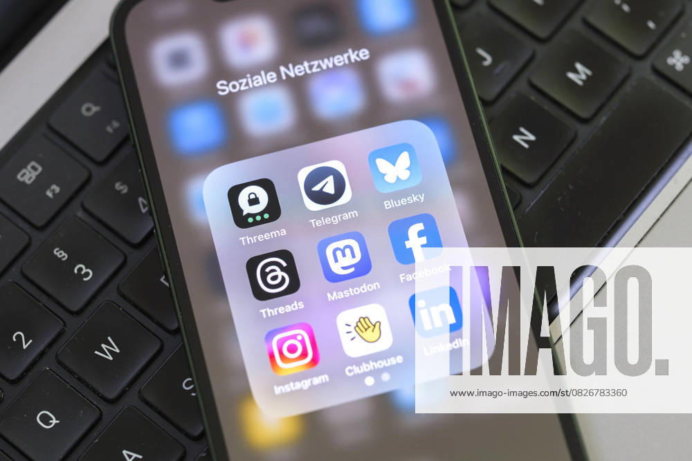 Smartphone display with a variety of social networks and messenger apps such as Threema, Telegram, Facebook, Bluesky, Threads, Mastodon, Instagram, Clubhouse and LinkedIn. Symbolic image for digital communication and the variety of modern platforms on the social web Nordrhein-Westfalen Deutschland, Germany GMS19579