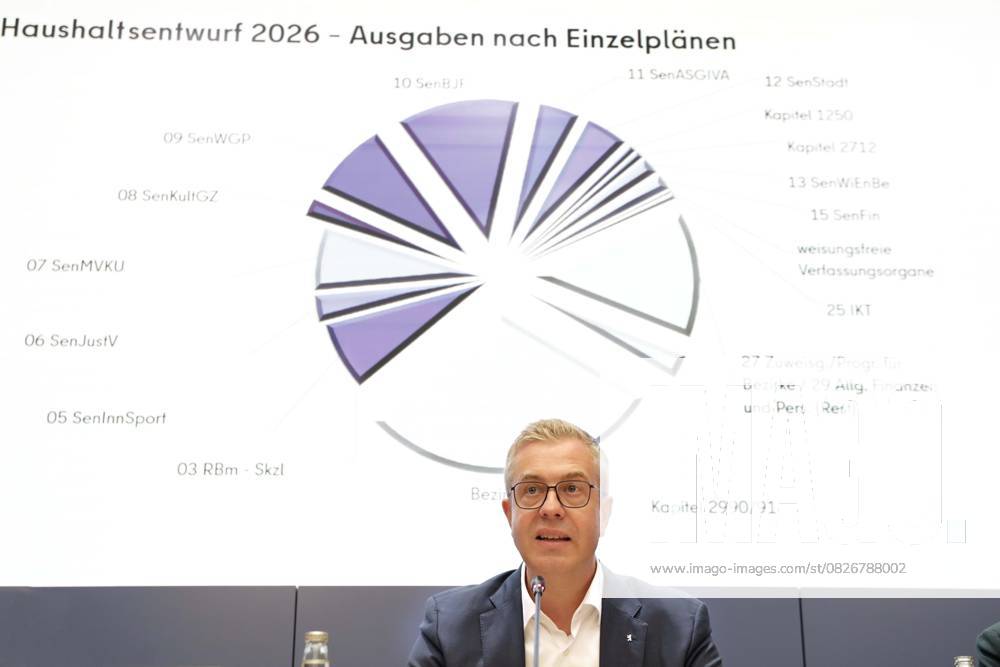 Stefan Evers, Senator for Finance, on the 2026 2027 budget, in the press conference after the meeting of the Berlin Senate, PK in the Rotes Rathaus in Berlin, Senate press conference, Berlin Germany, Germany