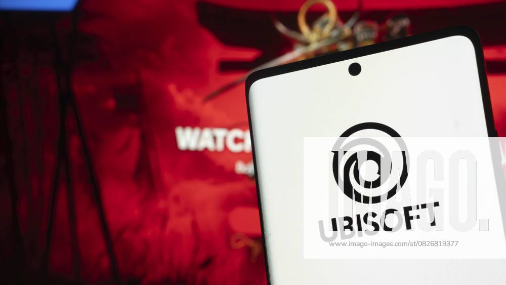 Ein Smartphone mit dem Ubisoft Logo vor einem leuchtend roten Hintergrund A smartphone with the Ubisoft logo in front of a bright red background
