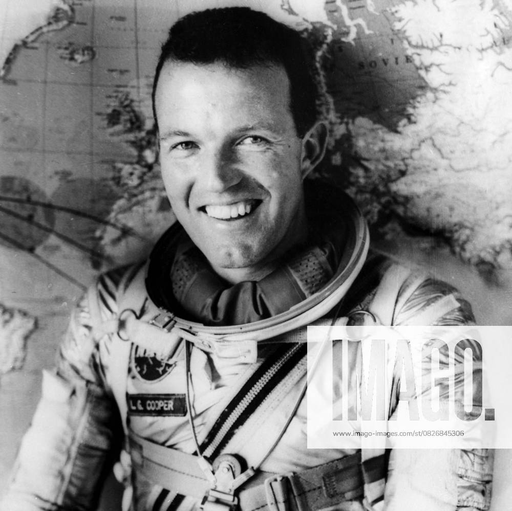 Astronaut Colonel Gordon Cooper 4 October 2004 Cape Canaveral, FL, USA File photo 26 07 1065 Leroy Gordon Cooper, Jr , a Original Mercury 7 Astronaut, died on 10 October 2