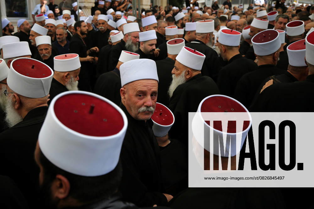 Bilder des Jahres 2025, News 07 Juli July 22, 2025, Alliyeh, Alliyeh, Lebanon: Lebanese Druze clerics attend a mass memorial mourning in the Lebanese city of Alliyeh for hundreds of Lebanese Druze who were killed in the sectarian fighting between Druze fighters and Sunni Muslim Bedouin gunmen in the southern Syria s Sweida province. An uneasy calm returned to Sweida, after fighters withdrew following a week of violence estimated to have killed more than 1,000 people. The clashes in Syria have heightened fears of sectarian violence spreading to Lebanon, given the significant Druze and Sunni populations in both countries. Alliyeh Lebanon - ZUMAn313 20250722_zip_n313_012