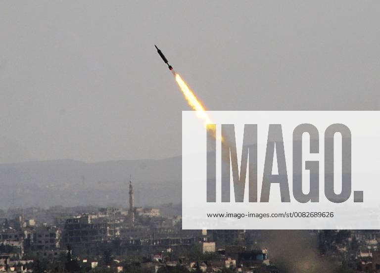 Syrien: Kämpfe in Ost-Ghuta (180407) -- DAMASCUS, April 7, 2018 -- A rocket is seen launched by the Syrian army in Eastern Ghouta countryside of Damascus, Syria, on April 7, 2018. The Syrian army on Saturday stormed the frontlines of the Islam Army in the Douma district of the capital Damascus Eastern Ghouta countryside, state news agency SANA reported. ) SYRIA-DAMASCUS-DOUMA-SYRIAN ARMY-STROMING-ISLAM ARMY AmmarxSafarjalani