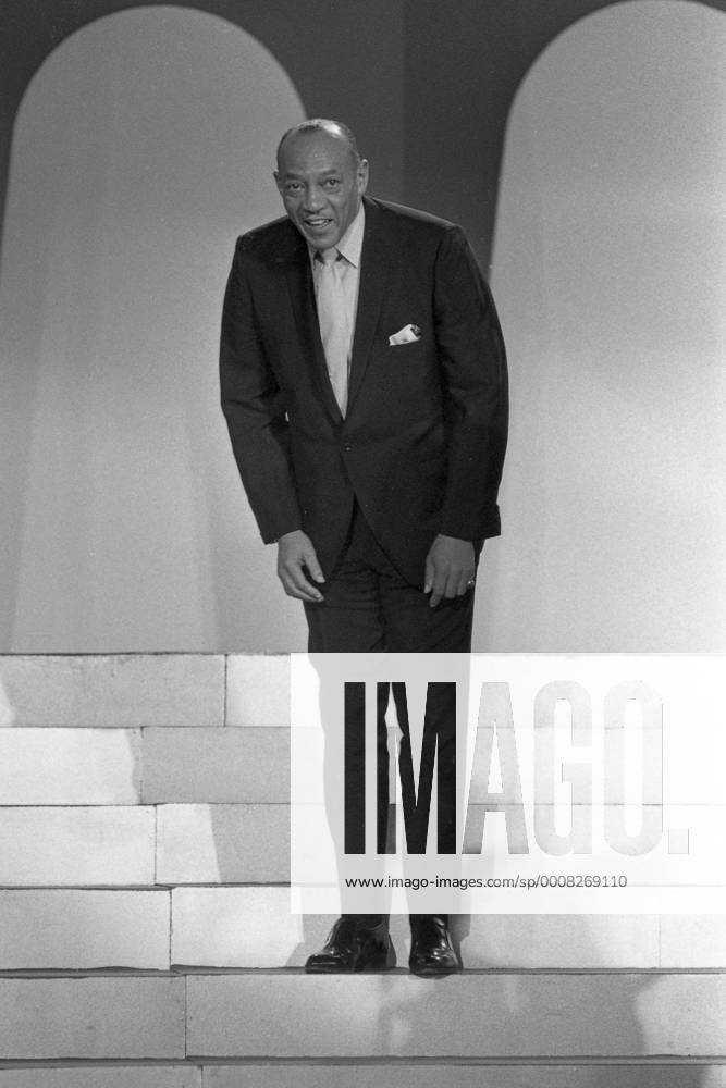 Jesse OWENS, USA, Leichtathlet, Sprinter, Weitspringer, Weitsprung, ganze Figur, Ganzkörper, hier beim Olympiatreffen in München am 08.03.1969, SW-Aufahme, o0 Leichtathletik