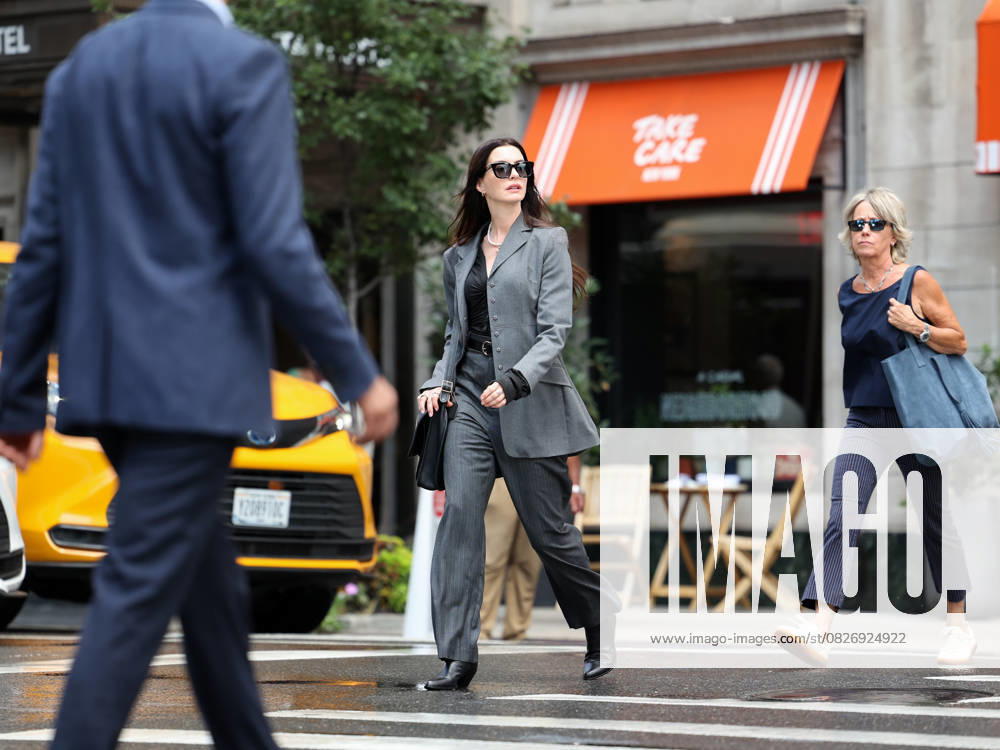 Bilder des Jahres 2025, Entertainment 07 Juli Anne Hathaway spotted filming ˜The Devil Wears Prada 2 in New York City Featuring: Anne Hathaway Where: New York, New York, United States When: 22 Jul 2025 Credit: Jason Howard BauerGriffin INSTARimages . NOT FOR USE BY NEWSPAPERS BASED IN THE UK.