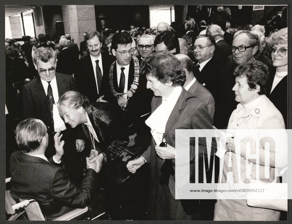 Cologne Theo Burauen Cologne 19 10 1986 Reception to 80 Birthday of former Lord Mayor the City Cologne Theo Burauen at Cologne City Hall the SPD Politician Catherine Focke congratulates City Hall Square 2, 50667 Cologne Germany