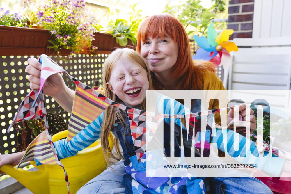 Mother and child creating colorful decorations together at home model released, Symbolfoto property released, IHF02242