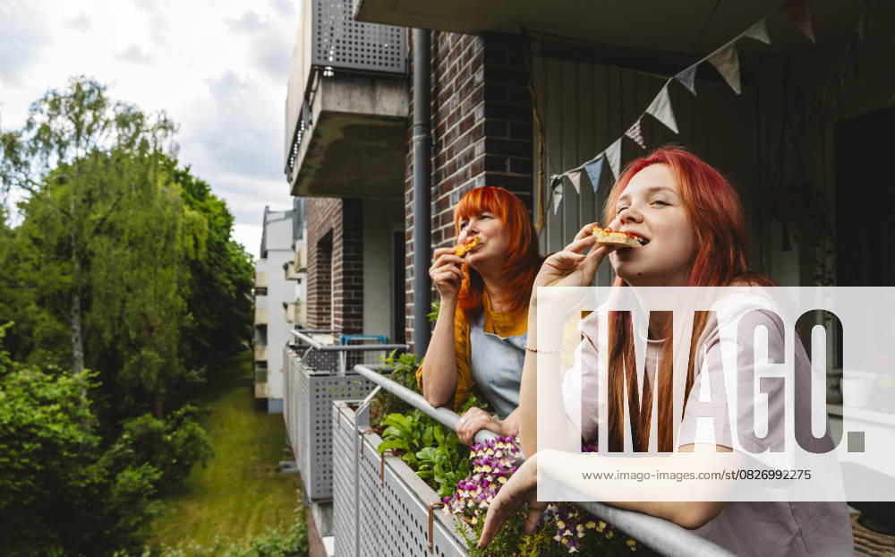 Family enjoying pizza and celebrating together on a balcony model released, Symbolfoto property released, IHF02244
