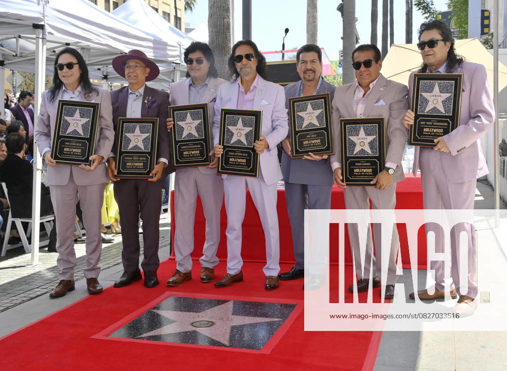 Bilder des Jahres 2025, Entertainment 07 Juli Members of Mexican pop group Los Bukis (L-R) Jose Javier Solis, Eusebio Chivo Cortez, Roberto Guadarrama, Marco Antonio Solis, Joel Solis, Pedro Sanchez and Jose Pepe Guadarrama and Gabriel Fluffy Iglesias hold replica plaques during an unveiling ceremony honoring them with the 2,817th star on the Hollywood Walk of Fame in Los Angeles on Wednesday, July 23, 2025. LAP2025072315 JIMxRUYMEN