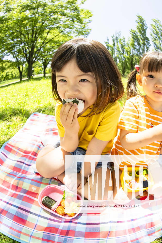 IMAGO Creative, Food, Japan, Onigiri Japanese kids at the park AFLO261959355 261959355 ,model released, Symbolfoto