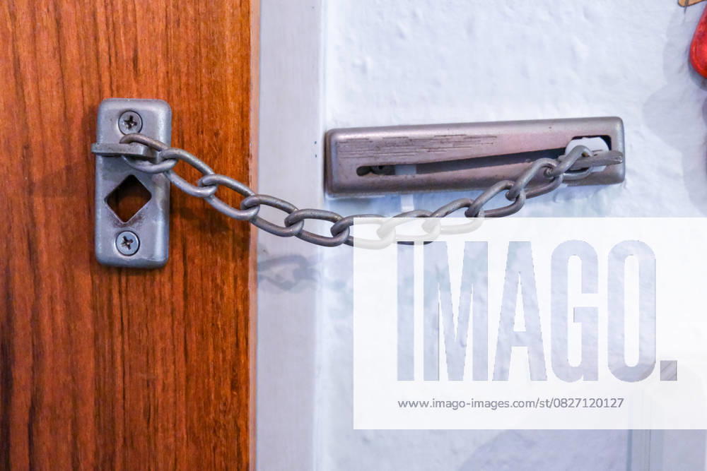 Düsseldorf 24.07.2025 Wohnungstüre Wohnungskette Türkette Türkettenschloss Einganstüre Kettenschloss Einbruchssicherung Angst schlaflos Nacht Autos Einbruch Einbrecher Einbruchsgefahr Wohnungseinbruch Tageswohnungseinbruch Kriminalität Kriminalitätsstatistik Einbruchsversuch Wohnungseinbrecher Dunkelheit Taschenlampe Sicherheitsgefühl Kriminalpolizei Kriminalprävention Straftaten Tageseinbruch Dämmerung Einbruchsbanden Einbruchssicherungen Fenstersicherungen Türschloss aufhebeln aufbrechen Mehrfamilienhaus Wohnungseinbruchdiebstahl Wohnungseinbrüche Vorbeugung Hausratversicherung Kriminalstatistik innere Sicherheit Sicherheitspolitik südosteuropäische Südosteuropa Diebesbanden Einbruchsbanden Ausländerkriminalität Fallzahl
