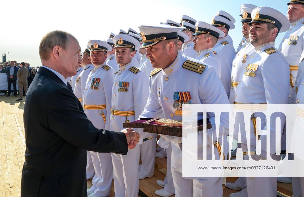 Bilder des Jahres 2025, News 07 Juli Russia Putin Northwestern Federal District 8970987 24.07.2025 Russian President Vladimir Putin attends a ceremony of raising a naval flag aboard the Knyaz Pozharsky nuclear-powered ballistic missile submarine in Severodvinsk, Arkhangelsk region, Russia. Alexander Kazakov Sputnik Severodvynsk Arkhangelsk region Russia