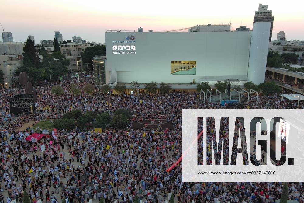 Bilder des Jahres 2025, News 07 Juli Anti-government protest held in Israel TEL AVIV, ISRAEL - JULY 24: Hundreds of people gather for a protest demanding an end to the attacks on Gaza and the return of Israeli hostages to their homes at the Habima Square in Tel Aviv, Israel on July 24, 2025. The demonstrators also called on the government to reach a ceasefire and ensure the release of all hostages Yair Palti Anadolu Tel Aviv Israel. Editorial use only. Please get in touch for any other usage.