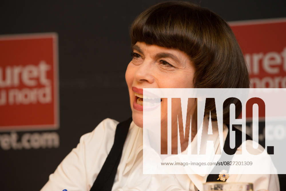Mireille Mathieu dedicates her new album Mes classiques to Furet du Nord in Lille on November 14, 2018 Stéphane Vansteenkiste Bestimage French singer Mireille Mathieu dedicates her new album My classics to Furet du Nord in Lille on November 14, 2018 Lille France