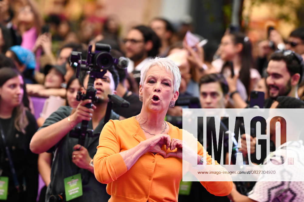 Bilder des Jahres 2025, Entertainment 07 Juli July 24, 2025, Mexico City, Ciudad de Mexico, Mexico: Actress Jamie Lee Curtis greets during the purple carpet for Freakier Friday movie at Cinepolis Toreo Parque Central. on July 24, 2025 in Mexico City, Mexico. Mexico City Mexico - ZUMAe321 20250724_zea_e321_159