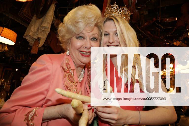 Marchfelderhof German Wagram Opening of the Marchfeld asparagus season 2018 Motto The imperial asparagus kitchen on the farm in the picture Birgit Sarata Theresa Zehetbauer Asparagus queen Opening of the Marchfeld asparagus season 2018