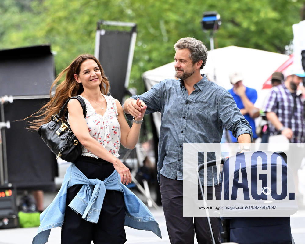 Bilder des Jahres 2025, Entertainment 07 Juli Katie Holmes and Joshua Jackson filming Happy Hour in the city ** VIDEO AVAILABLE PLEASE CONTACT photodesk@instarimages.com TO RECEIVE** Featuring: Katie Holmes, Joshua Jackson Where: New York City, New York, United States When: 25 Jul 2025 Credit: Elder Ordonez INSTARimages . NOT FOR USE BY NEWSPAPERS BASED IN THE UK.