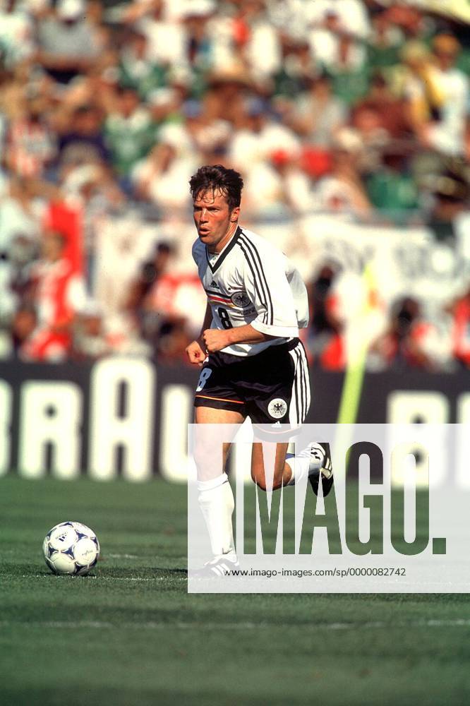 Lothar Matthäus (Deutschland) am Ball Fußball WM Herren Weltmeisterschaft 1998, Länderspiel, Nationalmannschaft, Nationalteam, Nationaltrikot Einzelbild Stade La Mosson Montpellier Dynamik,