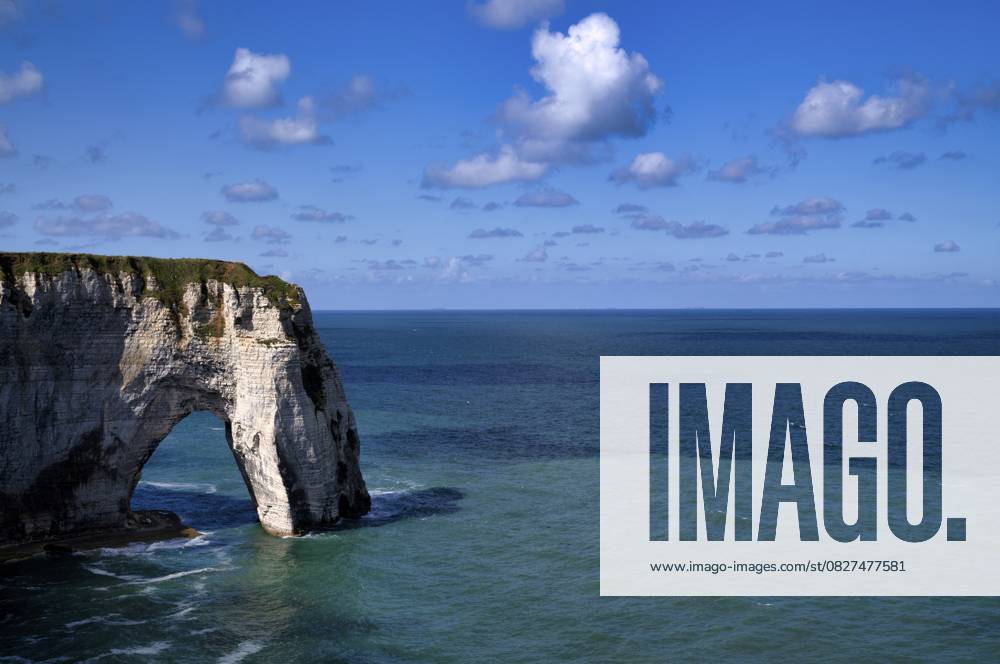 Felsbogen Falaise oder Porte La Manneporte, Étretat, Meer, Steilküste, Klippen, Kreidefelsen, Alabasterküste, La Côte d Albâtre, Normandie, Seine-Maritime, Frankreich Rock arch Falaise or Porte La Manneporte, Étretat, sea, steep coast, cliffs, chalk cliffs, alabaster coast, La Côte d Albâtre, Normandy, Seine-Maritime, France