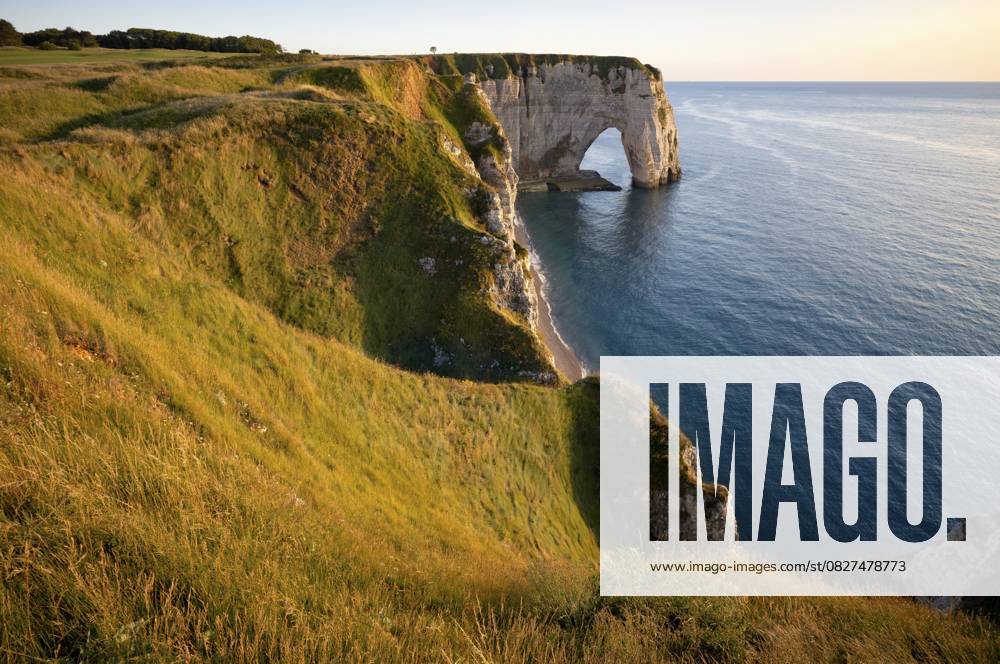 Felsbogen Falaise oder Porte La Manneporte, Strand Jambourg, Étretat, Meer, Steilküste, Klippen, Kreidefelsen, Alabasterküste, La Côte d Albâtre, Abendstimmung, Normandie, Seine-Maritime, Frankreich Rock arch Falaise or Porte La Manneporte, Jambourg beach, Étretat, sea, steep coast, cliffs, chalk cliffs, alabaster coast, La Côte d Albâtre, evening mood, Normandy, Seine-Maritime, France