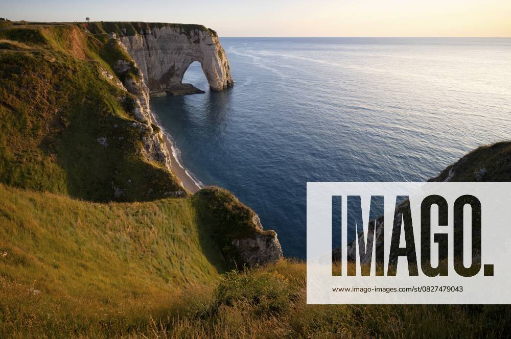 Felsbogen Falaise oder Porte La Manneporte, Strand Jambourg, Étretat, Meer, Steilküste, Klippen, Kreidefelsen, Alabasterküste, La Côte d Albâtre, Abendstimmung, Normandie, Seine-Maritime, Frankreich Rock arch Falaise or Porte La Manneporte, Jambourg beach, Étretat, sea, steep coast, cliffs, chalk cliffs, alabaster coast, La Côte d Albâtre, evening mood, Normandy, Seine-Maritime, France