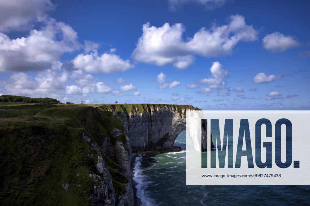 Felsbogen Falaise oder Porte La Manneporte, Étretat, Meer, Steilküste, Klippen, Kreidefelsen, Alabasterküste, La Côte d Albâtre, Normandie, Seine-Maritime, Frankreich Rock arch Falaise or Porte La Manneporte, Étretat, sea, steep coast, cliffs, chalk cliffs, alabaster coast, La Côte d Albâtre, Normandy, Seine-Maritime, France