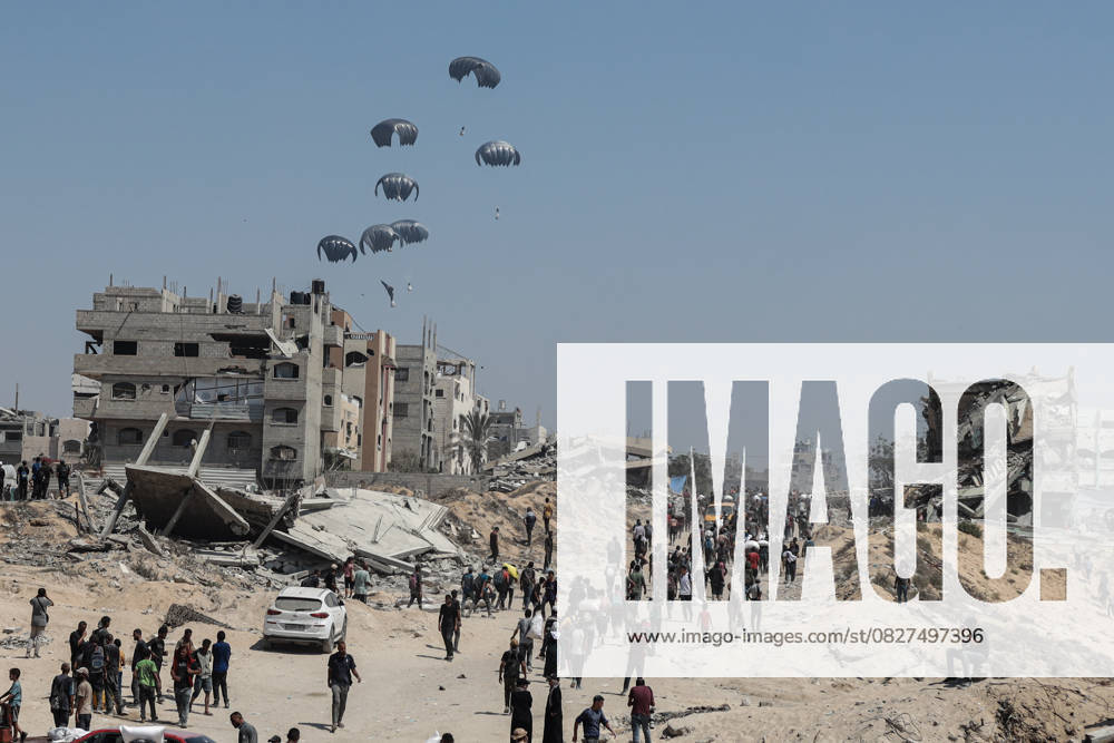 Bilder des Jahres 2025, News 07 Juli Humanitarian aid dropped over northern Gaza GAZA CITY, GAZA - JULY 27: An aircraft from the United Arab Emirates drops humanitarian aid balloons over the al-Sudaniyya area of Gaza City, Gaza on July 27, 2025 following Israeli army s announcement of a ‘tactical suspension’ of military operations in 3 parts of Gaza Strip. Suspension began at 0700GMT and applies to 3 key areas, including Al-Mawasi, Deir al-Balah, and Gaza City, according to Israeli army spokesman. Aid packages were collected by Palestinians struggling to access food. Khames Alrefi Anadolu Gaza City Gaza. Editorial use only. Please get in touch for any other usage.