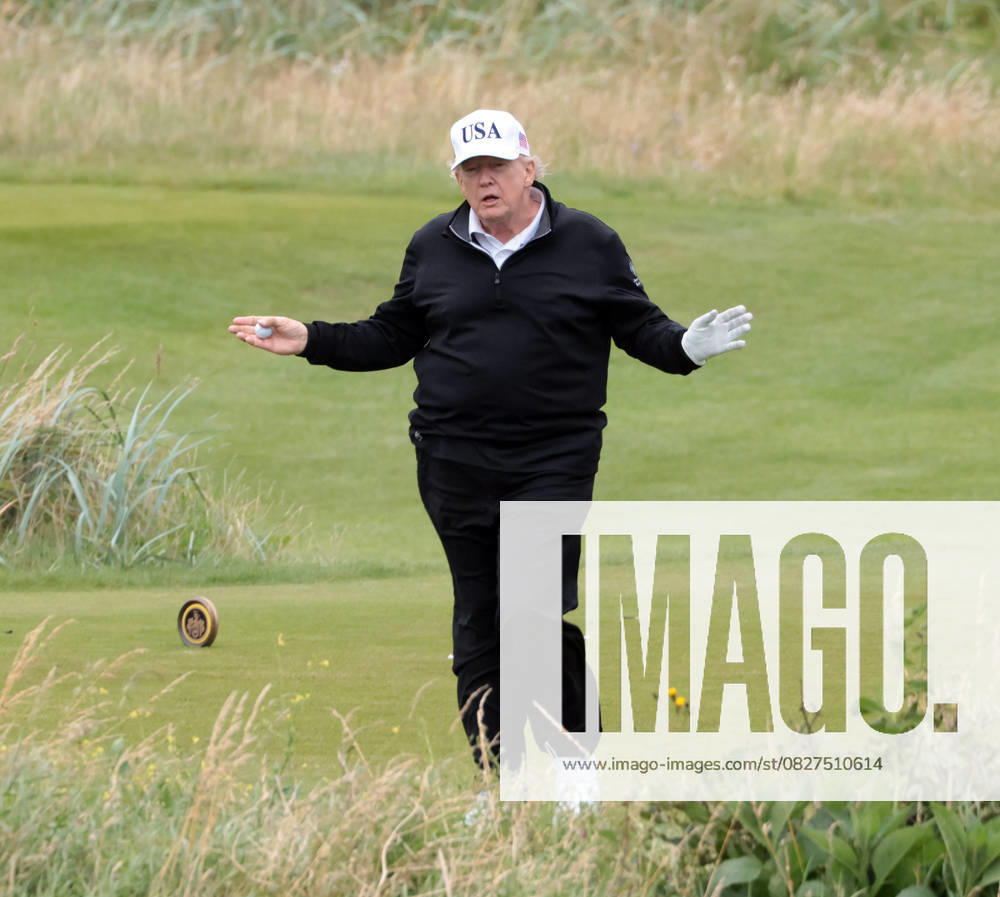 Bilder des Jahres 2025, News 07 Juli American President Donald Trump waves to the media whilst playing golf at Turnberry Golf Club, Ayrshire in Scotland on Sunday, July 27, 2025. Trump is on a four day visit to Scotland where he will be playing golf and meeting International leaders for trade discussions. LON2025072708 HUGOxPHILPOTT