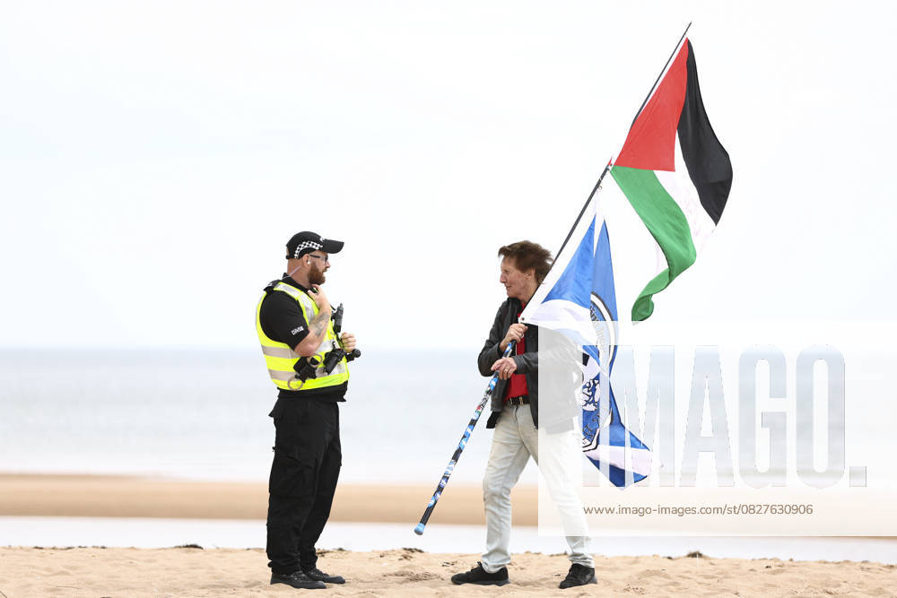 Bilder des Jahres 2025, News 07 Juli Security tightens ahead of Trump’s visit to Scottish golf course BALMEDIE, SCOTLAND - JULY 28: Security personnel are stationed along the beach in Balmedie ahead of former U.S. President Donald Trump s scheduled visit to his golf course near Aberdeen, Scotland, on July 28, 2025. Heightened security measures are in place as preparations continue. Ewan Bootman Anadolu Aberdeen Scotland. Editorial use only. Please get in touch for any other usage.