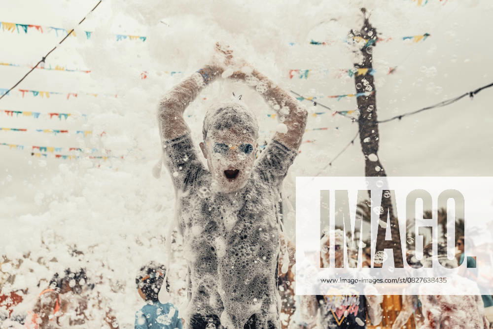 Bilder des Jahres 2025, News 07 Juli July 28, 2025, Fornells, Balearic Islands, Spain: Children get covered in foam as they participate in a foam party looking for some refreshment during the traditional Sant Antoni Festival in Fornells Fornells Spain - ZUMAo105 20250728_fap_o105_013