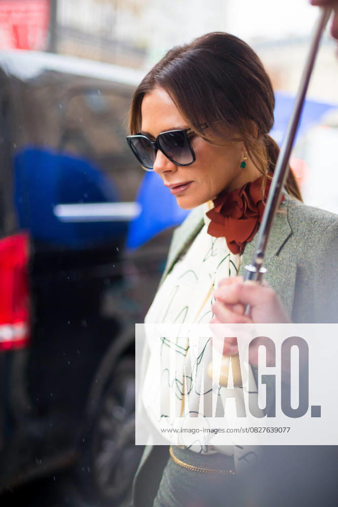 Victoria Beckham arrives at Gare du Nord for her master class during Vogue Festival in Paris, November 15th 2019 She is wearing an Hermès handbag Victoria Beckham arrives at Gare du Nord for her master class during Vogue Festival in Paris, November 15th 2019 Paris France