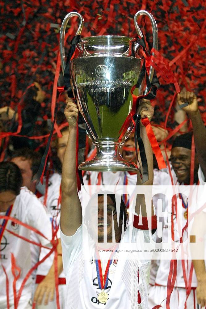 Paolo Maldini (Milan) - Siegesjubel mit dem Champions League Pokal Fußball EC 1 Herren Champions League 2002 2003, AC Mailand, Finale, Endspiel, Einzelbild Old Trafford Manchester Glück, Freude, Begeisterung