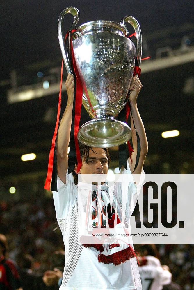 Filippo Inzaghi (Milan) präsentiert stolz den Champions League Pokal Fußball EC 1 Herren Champions League 2002 2003, AC Mailand, Finale, Endspiel, Einzelbild Old Trafford Manchester Freude,
