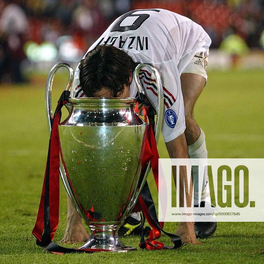 Filippo Inzaghi (Milan) schaut tief in den Pokal Fußball EC 1 Herren Champions League 2002 2003, AC Mailand, Finale, Endspiel, Saisonhighlight Einzelbild Old Trafford Manchester Glück Komik, Freude, Begeisterung