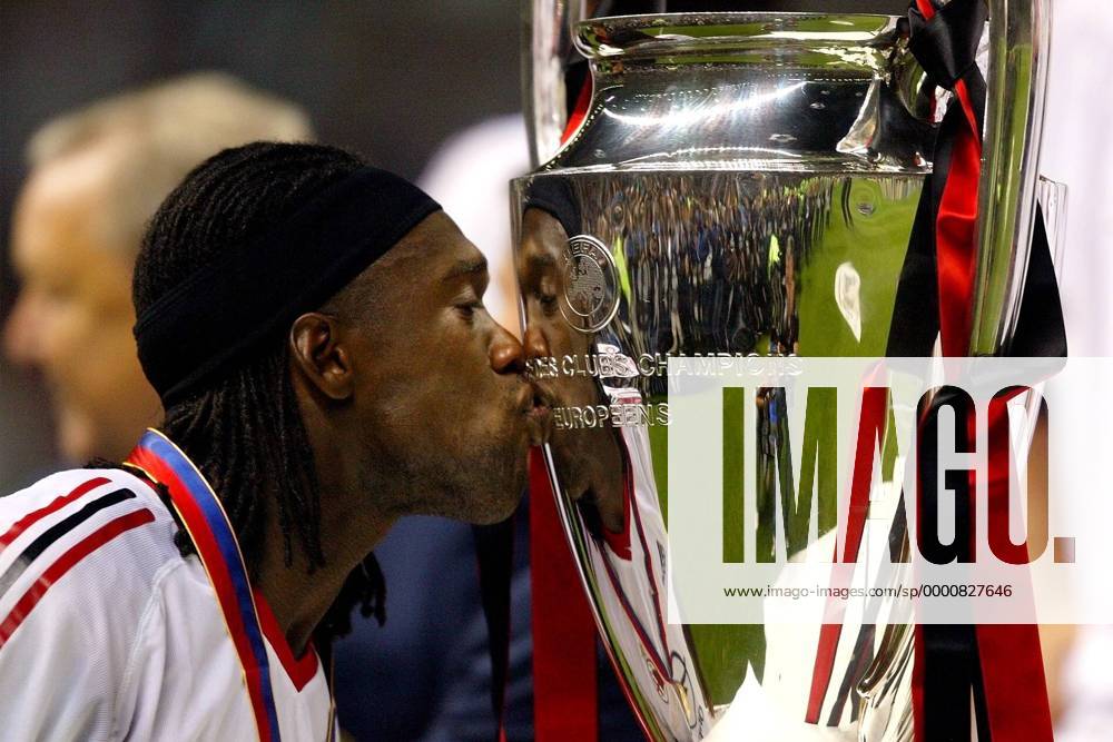 Clarence Seedorf (Milan) küsst den Champions League Pokal - VERÖFFENTLICHUNGSRECHTE NUR FÜR DEUTSCHE MEDIEN Fußball EC 1 Herren Champions League 2002 2003, AC Mailand, Finale, Endspiel, Einzelbild Old Trafford Manchester Glück, Freude,