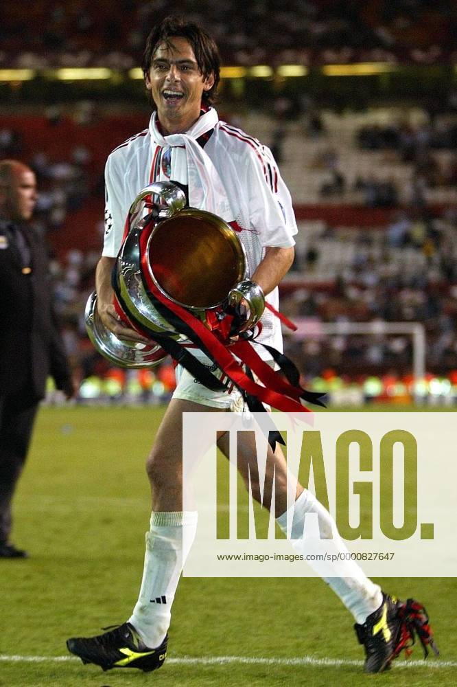 Filippo Inzaghi (Milan) mit dem Champions League Pokal auf der Ehrenrunde Fußball EC 1 Herren Champions League 2002 2003, AC Mailand, Finale, Endspiel, Einzelbild Old Trafford Manchester Glück Freude, Begeisterung