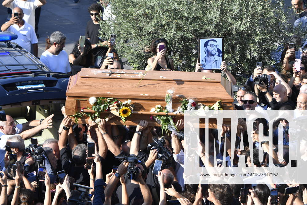 Bilder des Jahres 2025, Entertainment 07 Juli Lebanese icon Fairuz bids farewell to her son Ziad Rahbani at funeral in Bikfaya BIKFAYA, LEBANON – JULY 28: Mourners carry the coffin of Lebanese playwright and musician Ziad Rahbani through a crowd of supporters and media during his funeral procession outside Rikad al-Sayyida Church in Bikfaya, Lebanon, on July 28, 2025. Rahbani, the son of legendary singer Fairuz, passed away at the age of 69 and was remembered with widespread public grief and admiration. Houssam Shbaro Anadolu Bikfaya Lebanon. Editorial use only. Please get in touch for any other usage.